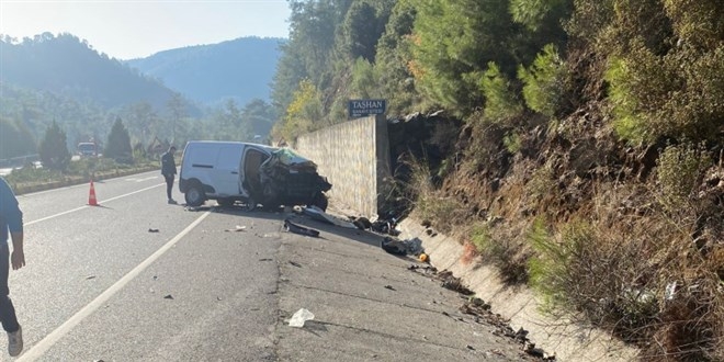 Kamyonet, istinat duvarına çarptı: 2 çocuk öldü, baba yaralı