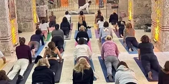 Kilisedeki yoga seansına tepki