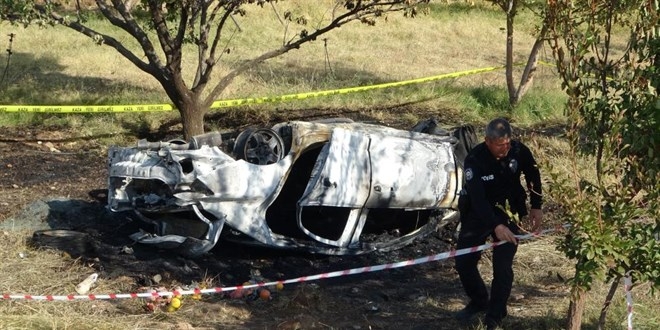 Kontrolden çıkıp bahçeye uçan araç yanarak küle döndü: 2 ölü