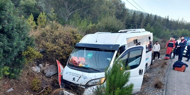 Minibüs şarampole girdi: 8 yaralı