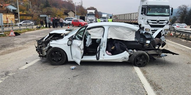 Öğretmen anne ve kızı trafik kazasında hayatını kaybetti