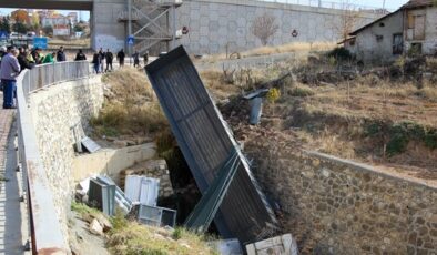 Sürücüsünün tamir etmeye çalıştığı tır dereye düştü