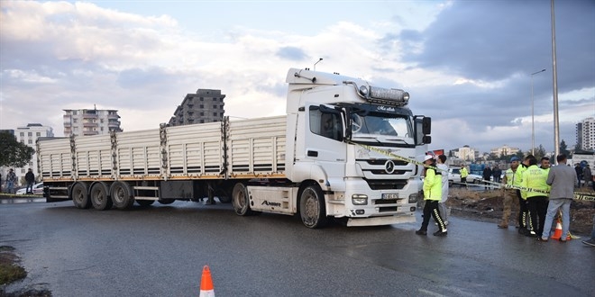 Tırın çarptığı elektrikli bisikletin sürücüsü öğretmen öldü