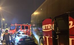 2 yolcu otobüsü ile 1 otomobilin karıştığı trafik kazasında 2 kişi öldü