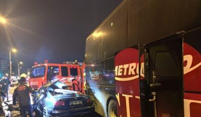 2 yolcu otobüsü ile 1 otomobilin karıştığı trafik kazasında 2 kişi öldü