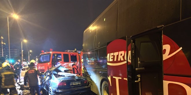 2 yolcu otobüsü ile 1 otomobilin karıştığı trafik kazasında 2 kişi öldü