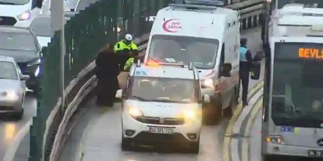 Fırlayan rögar kapağı metrobüsün kapısını kırdı, yolcu yola düştü