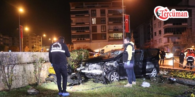 Kavşağa süratli giren otomobil anıt duvarına çarptı: 1 ölü