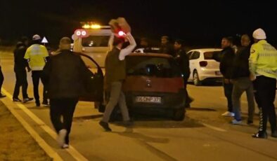 Motosiklet sürücüsü kazada öldü, yakınları çarpan otomobili parçaladı