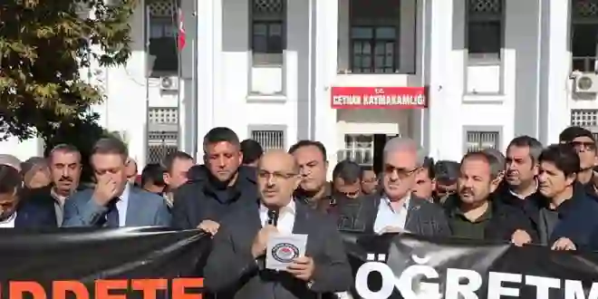 Öğrencilerin gözü önünde okul müdürüne saldırdı