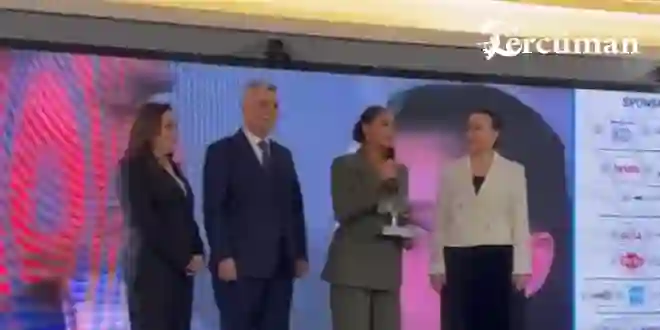 Ticaret Bakanı Bolat’tan Hülya Avşar’a ödül