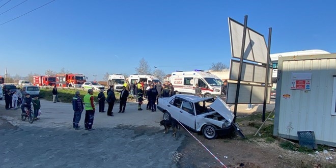 TIR’la çarpışan otomobil parçalandı: 4’ü çocuk 6 yaralı