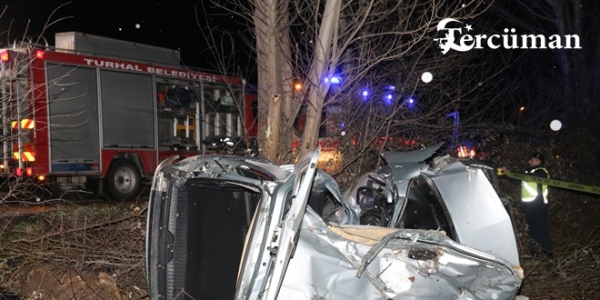 Tokat’ta ağaca çarpan otomobil devrildi: 3 kişi öldü