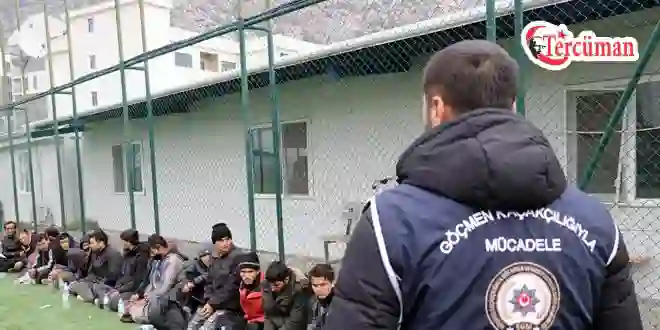 Yol kontrolünde minibüste 20 düzensiz göçmen yakalandı