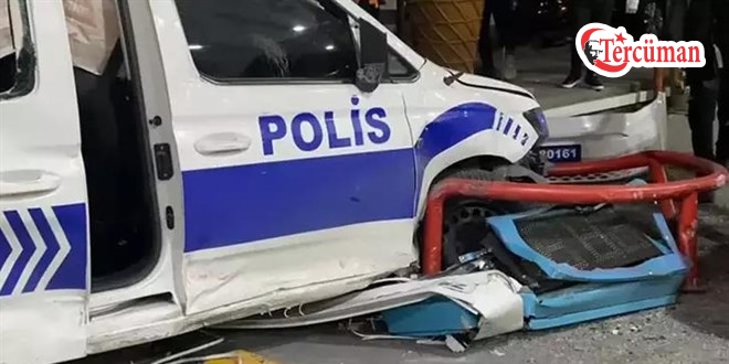 Zeytinburnu’nda otomobil polis aracına çarptı: 1’i polis 3 kişi yaralandı