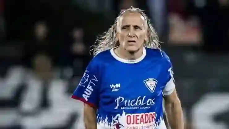 49 yıldır yeşil sahada: Dünyanın en yaşlı futbolcusu Robert Carmona, futbol kariyerine devam ediyor