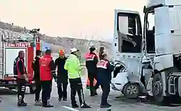 Akaryakıt tankeri ile otomobil çarpıştı: 4 hayatını kaybetti, 3 kişi yaralandı