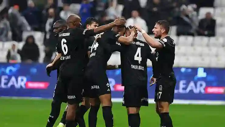 Beşiktaş ilk yarıda bulduğu gollerle kazandı; ligde 3 maçlık galibiyet hasreti sona erdi