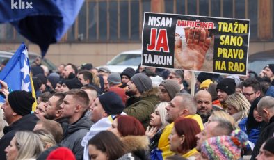 Bosna Hersek’in başkenti Saraybosna’da patronlar, hükümet binası önünde asgari ücrete yüzde 66’lık zam kararını protesto etti