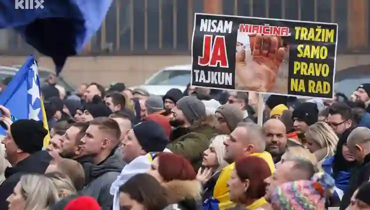 Bosna Hersek’in başkenti Saraybosna’da patronlar, hükümet binası önünde asgari ücrete yüzde 66’lık zam kararını protesto etti