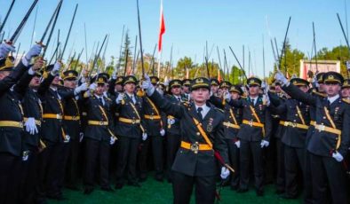 CHP’li Öztürkmen: Terör örgütü elebaşını hapisten çıkarma planları yapanların genç teğmenlerimizi ihraçla tehdit etmesi hiç şaşırtıcı değil