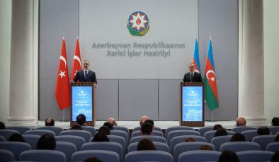 Dışişleri Bakanı Fidan, Bakü’de mevkidaşı Bayramov ve Aliyev ile görüştü; Rusya-Ukrayna savaşında çözüm için “arabuluculuk” mesajı verdi