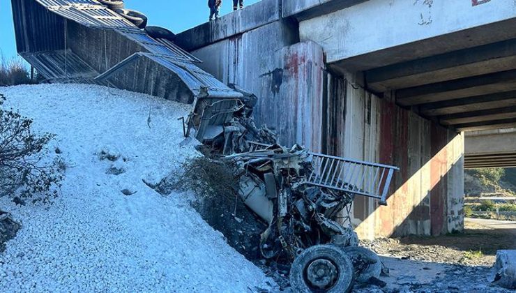 Hatay’da kaza yapan araçlara iki TIR çarptı; 1 ölü, 2 yaralı