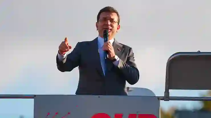 İmamoğlu’ndan Akın Gürlek’e “Beşiktaş soruşturması” tepkisi: Aynı şirket AKP’li başkana makam aracı hediye etmiş, bunlar neden ilgisini çekmiyor?