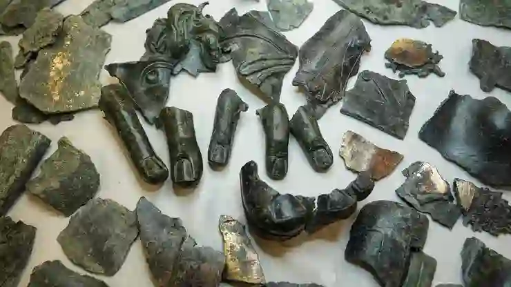 İzmir’deki “antik hurdalık”ta yaklaşık 2 bin bronz heykel parçası bulundu