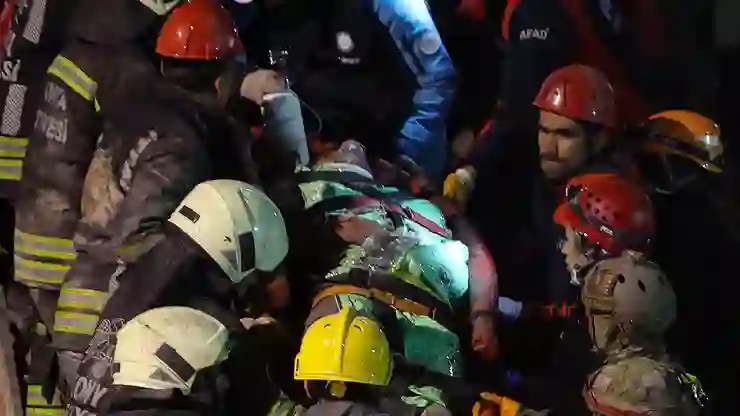 Konya’da çöken binanın enkazından üçüncü kişi de sağ olarak çıkarıldı