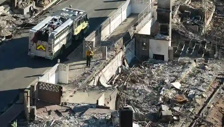 Los Angeles yangınlarından sonra yeniden inşa süreci yıllar alabilir, zararın nasıl karşılanacağı ise tartışma konusu oldu