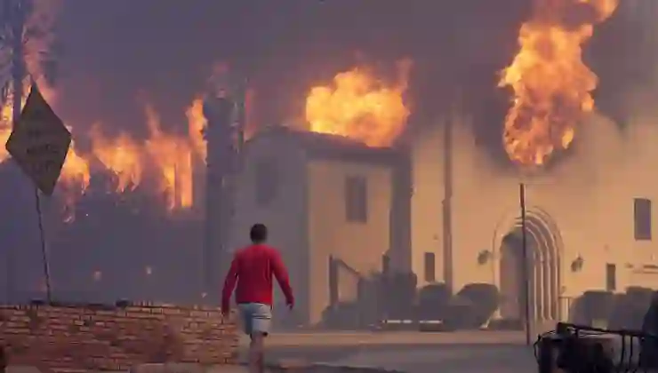 Los Angeles’ta yangınla mücadeleyi zorlaştıran şiddetli rüzgarların geri dönmesi bekleniyor