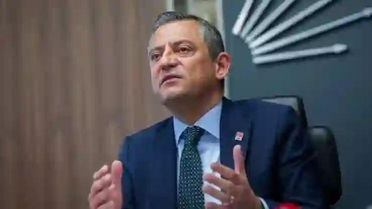 Özgür Özel: Ümit Özdağ’ı apar topar gözaltına almak, muhalif siyasetçileri itibarsızlaştırma girişimlerinin devamıdır