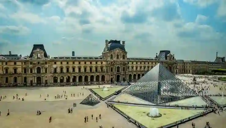 Paris’in ünlü Louvre Müzesi hasarlar nedeniyle zor durumda