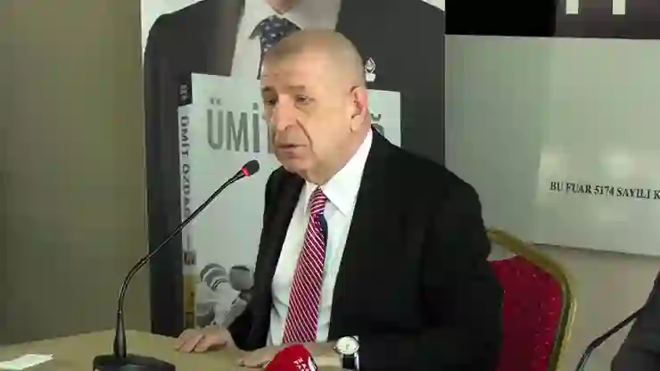 Ümit Özdağ, Çukurova 17. Kitap Fuarı’nda kitaplarını imzaladı