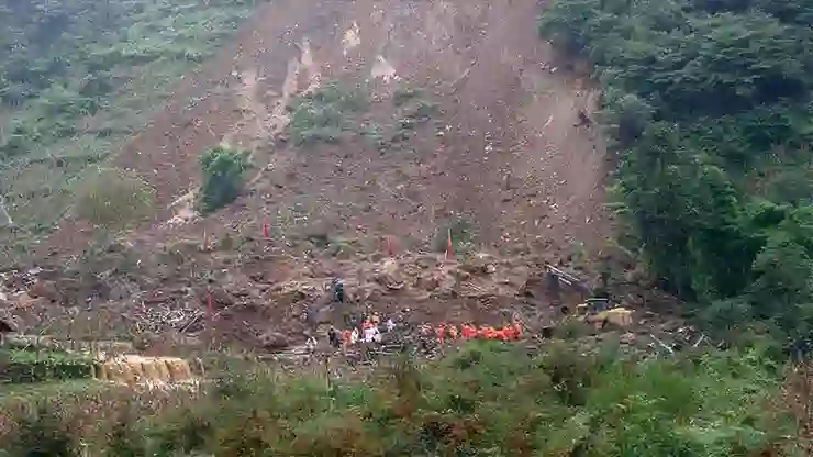 Çin’de heyelan: 30 kişi toprak altında kaldı