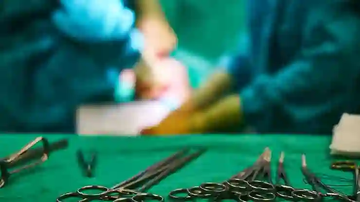 Fransa’da bir cerrah, çoğu çocuk olan 299 hastasına yönelik cinsel istismar suçlamasıyla yargılanacak