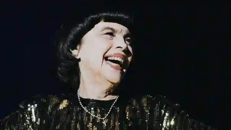 Fransız sanatçı Mireille Mathieu, İstanbul’da konser verdi