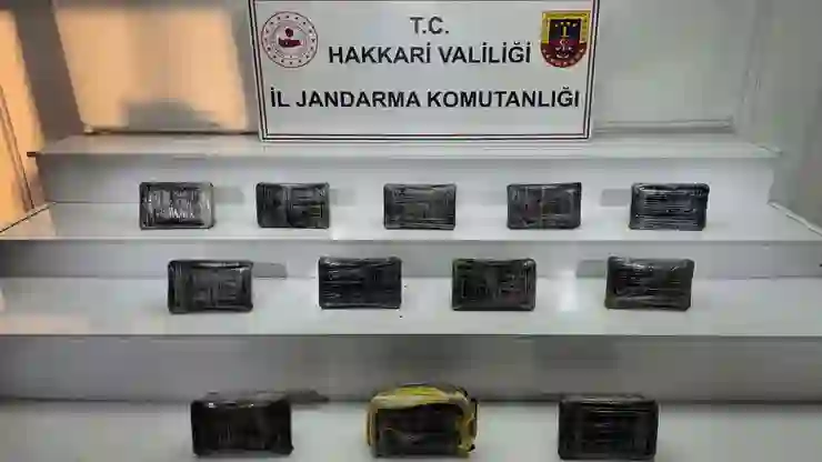 Hakkari’de minibüste 15 kilo 500 gram uyuşturucu ele geçirildi