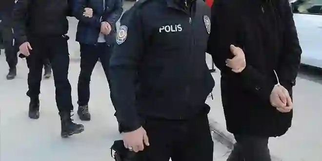 İzmir’de mezar taşlarına zarar veren 2 şüpheli tutuklandı