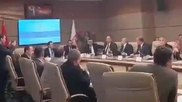 Kartalkaya’daki Otel yangınını araştırma komisyonuna Bakan Ersoy gelmedi, muhalefet komisyonu terk etti