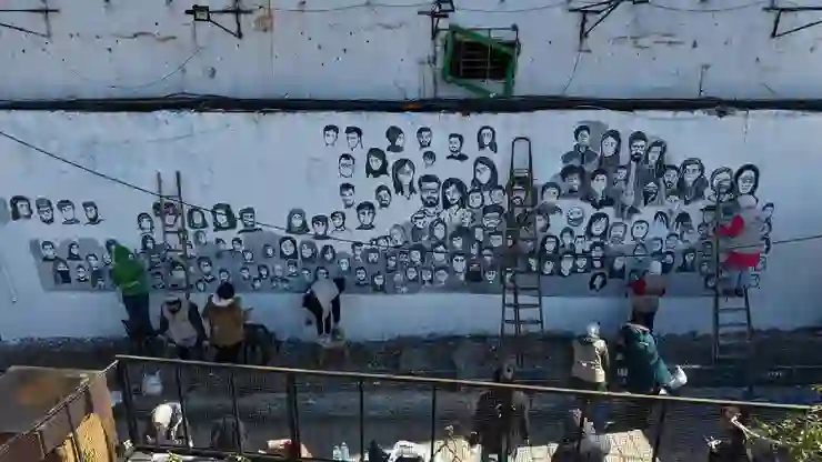 Suriyeliler, Esad yönetimi hapishanelerinde kaybolan yakınlarının portrelerini duvarlara çiziyor