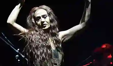 Yıldız Tilbe’nin yüzü yandı: Kimyasal yanık oldum