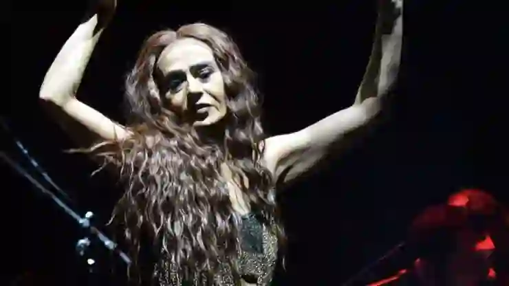 Yıldız Tilbe’nin yüzü yandı: Kimyasal yanık oldum