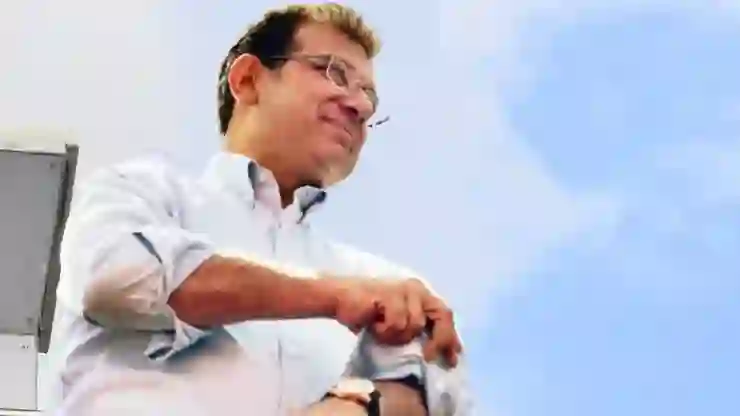 İmamoğlu, salon engeline rağmen Kastamonu’da ‘kolları sıvadı’: Devir kapandı, koltukları zangır zangır sallanıyor