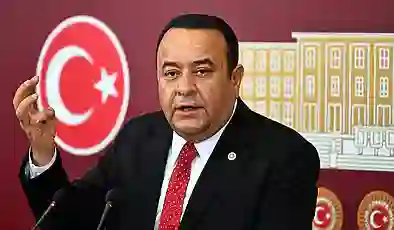 İyi Parti’den istifa eden Adnan Beker, CHP’de: Rozetini Özel taktı