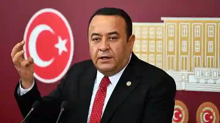 İyi Parti’den istifa eden Adnan Beker, CHP’de: Rozetini Özel taktı