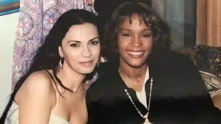 Yeşim Salkım ve Whitney Houston arkadaş çıktı: Benim gibi aşktan yaktı kendini