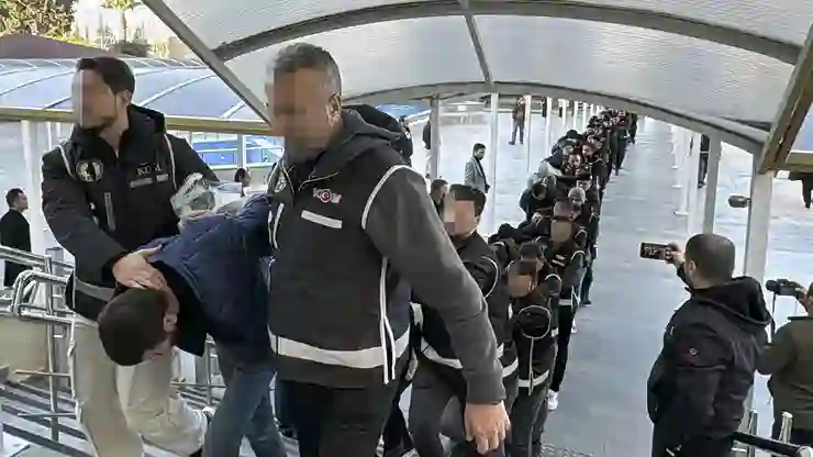 Antalya’da suç örgütlerine yönelik operasyonda yakalanan 3 zanlı tutuklandı