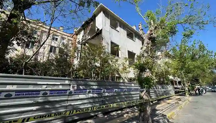 Bakırköy’de metruk bina deprem nedeniyle kısmen çöktü